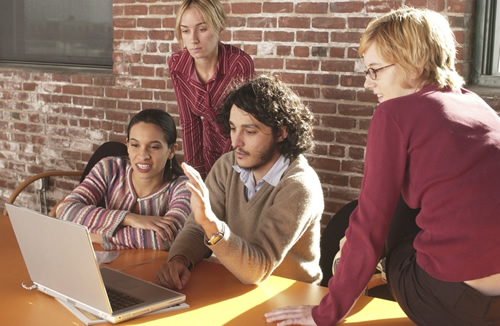 students around a computer 