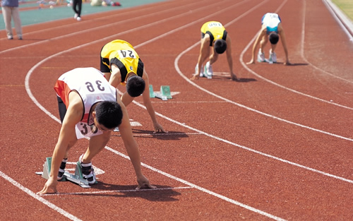 picture of runners lined up to start race 